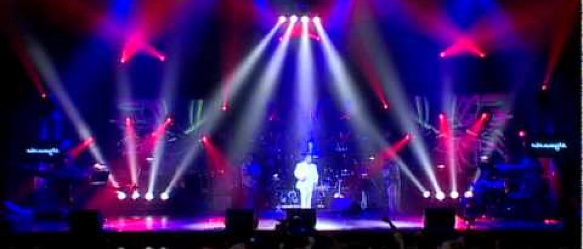 Armenchik – Nayum Em Nkarit (Live)