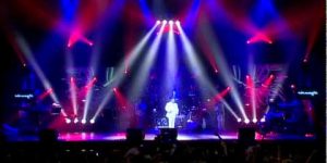 Armenchik – Nayum Em Nkarit (Live)