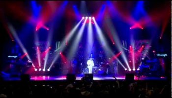 Armenchik – Nayum Em Nkarit (Live)