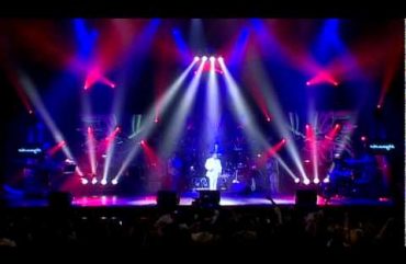 Armenchik – Nayum Em Nkarit (Live)
