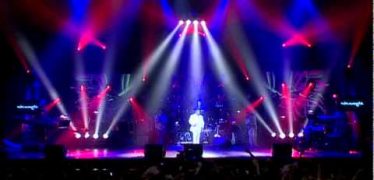 Armenchik – Nayum Em Nkarit (Live)