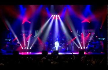 Armenchik – Nayum Em Nkarit (Live)