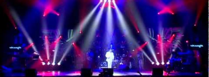 Armenchik – Nayum Em Nkarit (Live)