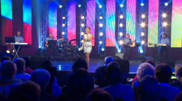 Christine Pepelyan – Ashxarhs Qez (Yerg Yergoc)