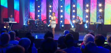 Christine Pepelyan – Ashxarhs Qez (Yerg Yergoc)