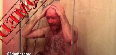 DEMQ SHOW – American Taking Shower VS Armenian Taking Shower